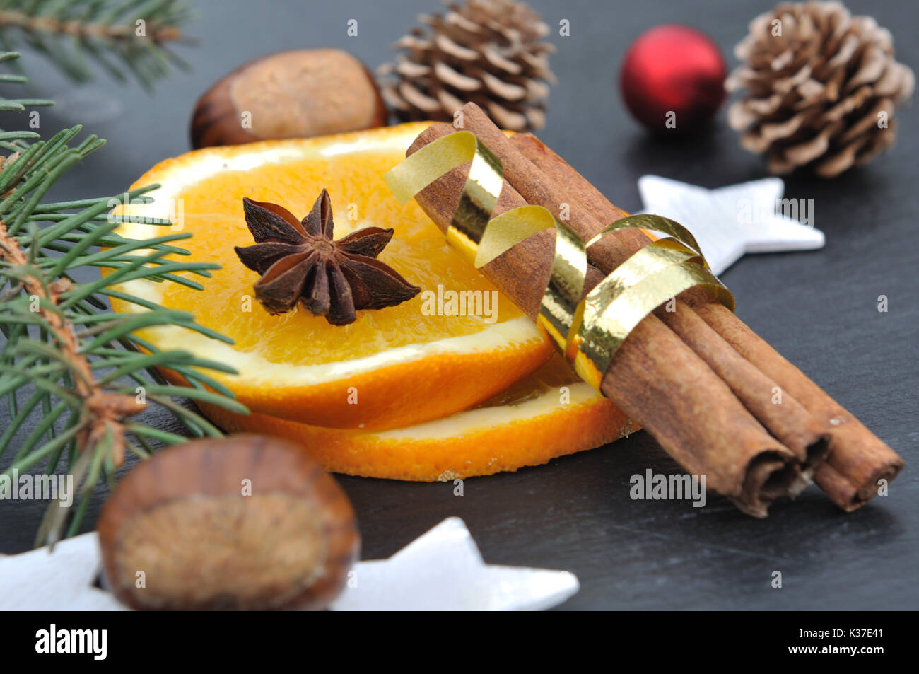 L'orange et la cannelle dans la décoration de Noël Banque D'Images