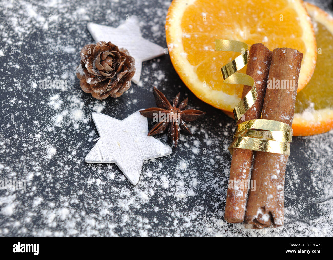L'orange et la cannelle dans la décoration de Noël Banque D'Images