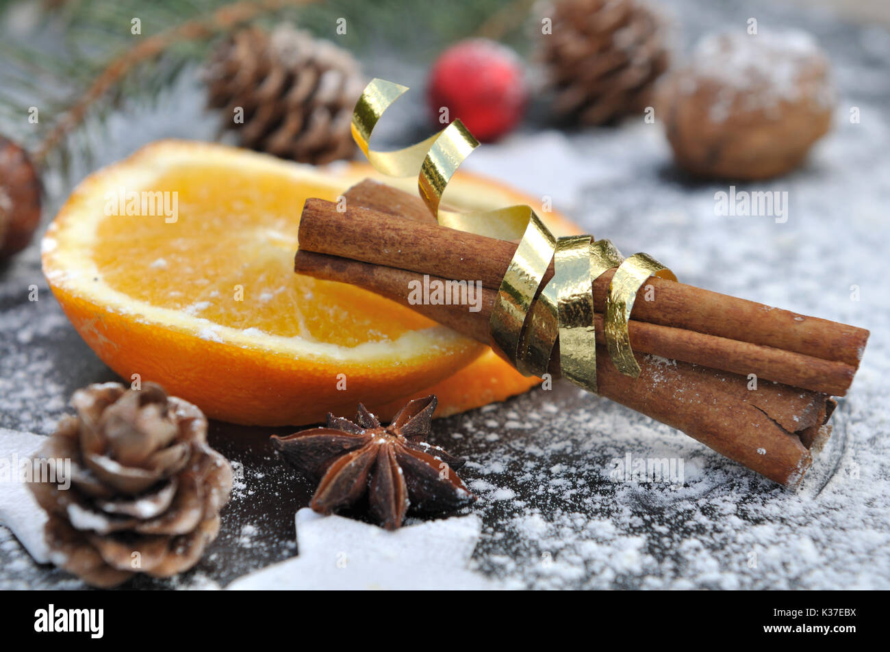 L'orange et la cannelle dans la décoration de Noël Banque D'Images