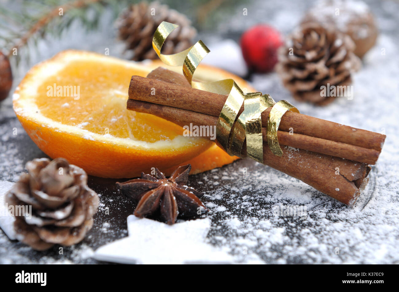 L'orange et la cannelle dans la décoration de Noël Banque D'Images