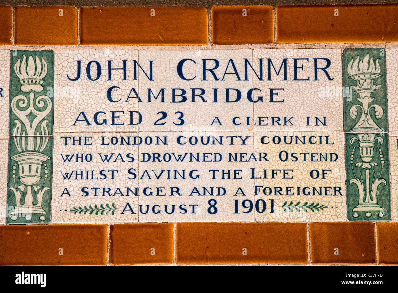 L'une des nombreuses plaques commémoratives à la mémoire de l'abnégation héroïque situé dans postmans park dans la ville de Londres, Royaume-Uni. Banque D'Images