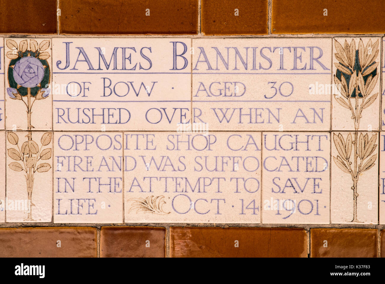 L'une des nombreuses plaques commémoratives à la mémoire de l'abnégation héroïque situé dans postmans park dans la ville de Londres, Royaume-Uni. Banque D'Images