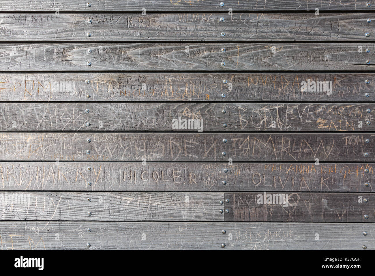 Gribouillis, doodles et inscriptions rayé dans un mur de lambris, la planche en bois texture de fond, uk Banque D'Images