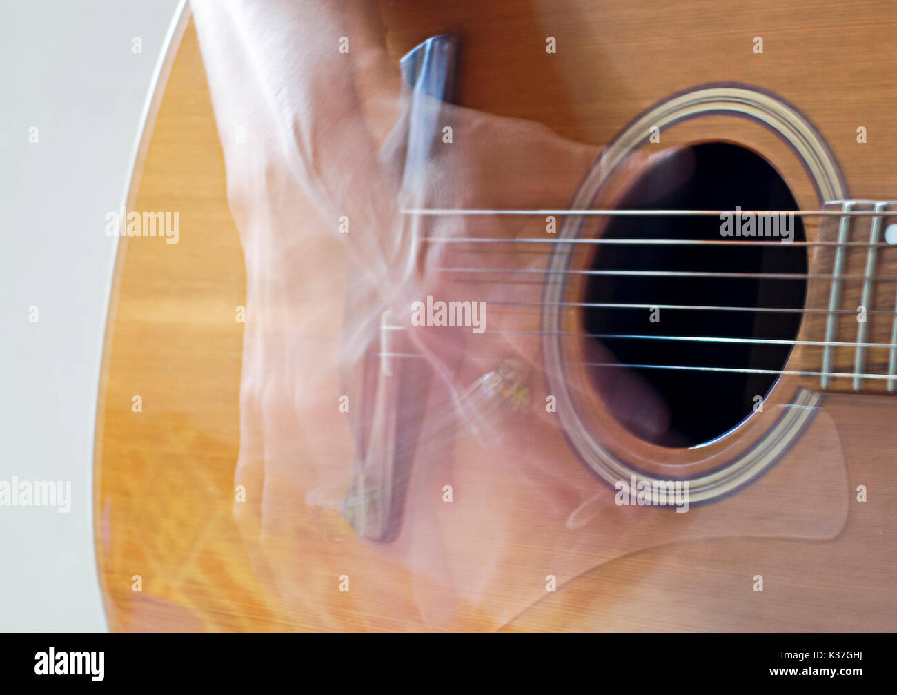Close-up of a motion-main floue de gratter les cordes d'une guitare  acoustique Photo Stock - Alamy