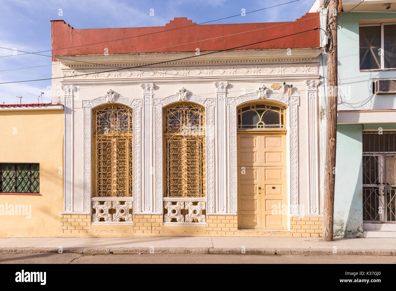 De style colonial architecture locale cubaine sur immeuble résidentiel dans Lachourar,La Havane, Cuba Banque D'Images