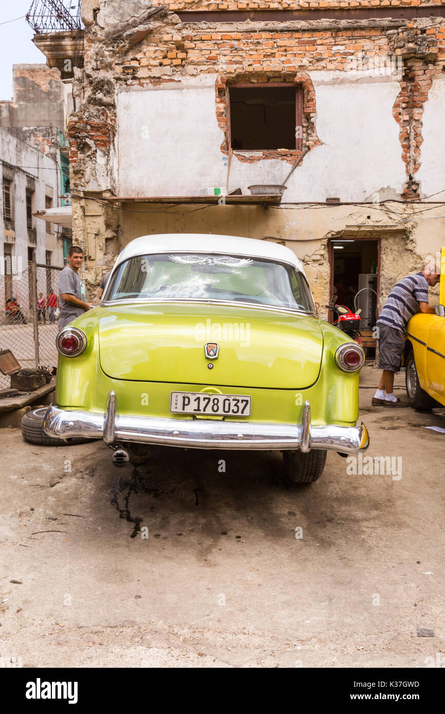 Scène de rue à La Havane, vintage Ford voiture classique à un atelier de réparation de l'air ouvert, Habana Vieja, Cuba Banque D'Images