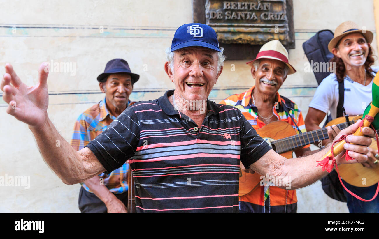 Des musiciens de rue de La Havane, la salsa cubaine typique jouer bande, rumba, jazz afro-cubain et dans Habana Vieja, Cuba La Havane Banque D'Images