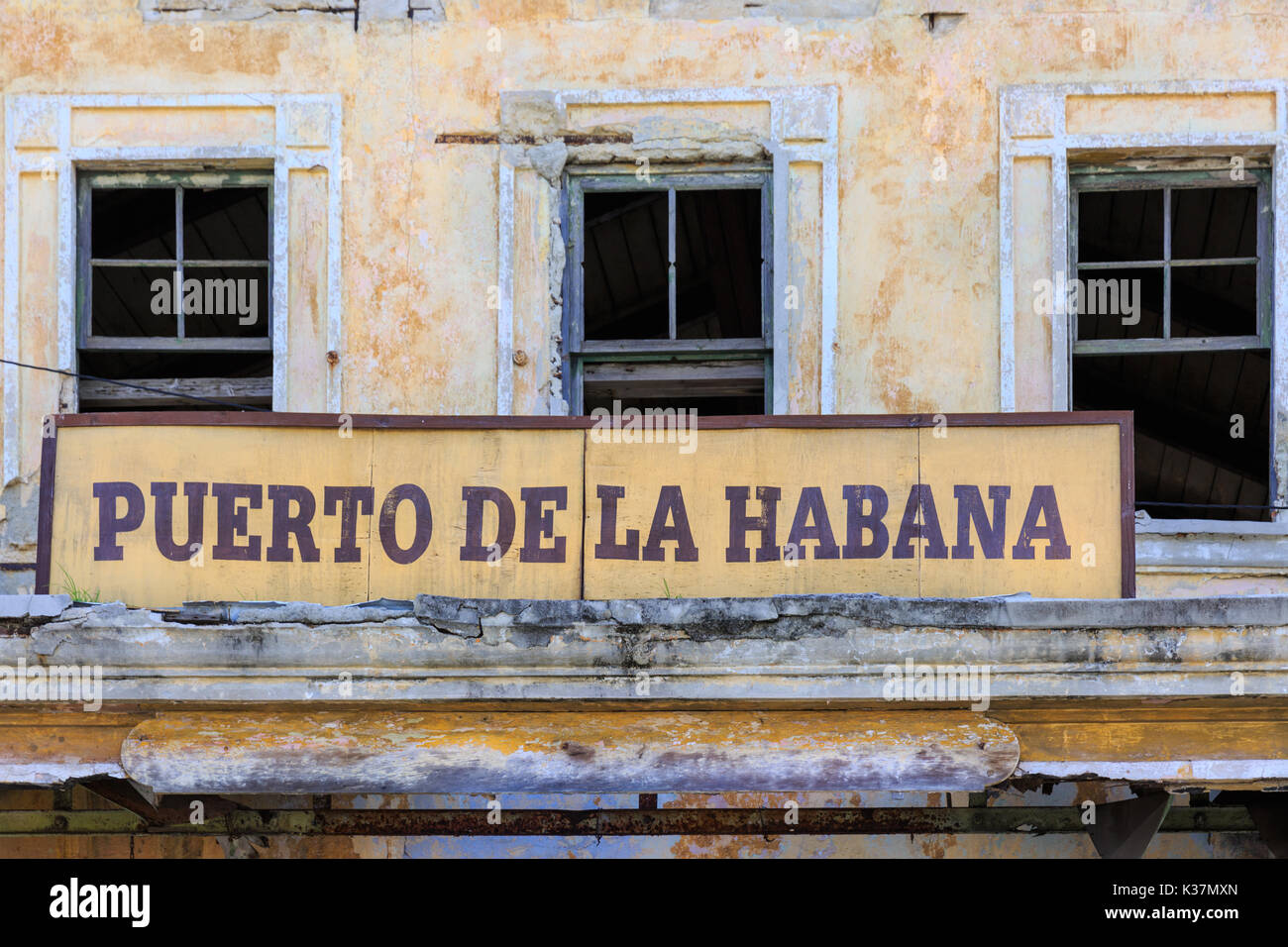 Puerto de la Habana, le délabrement de la vieille Havane signe sur Port Harbour bâtiment dans la Regla, La Havane Cuba Banque D'Images