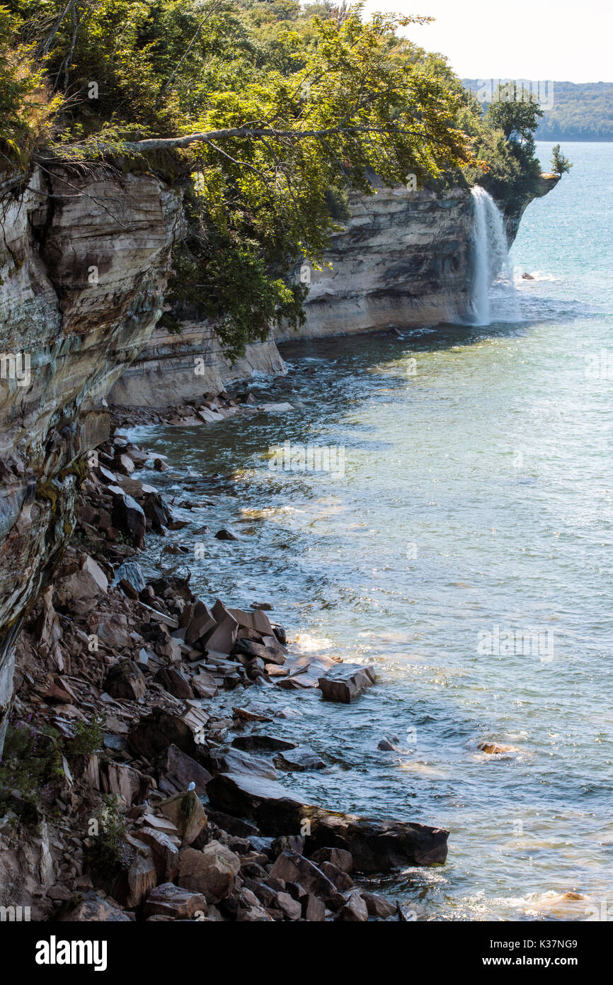 Spray falls cascade sur Pictured Rocks National Lakeshore et se jette dans le lac Supérieur, dans la péninsule supérieure du Michigan Banque D'Images