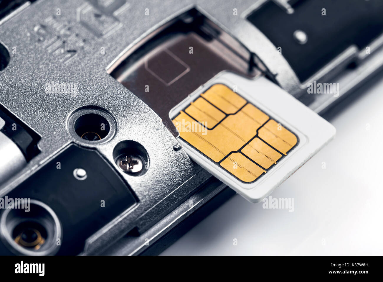 Insérer la carte SIM dans le smart phone Banque D'Images