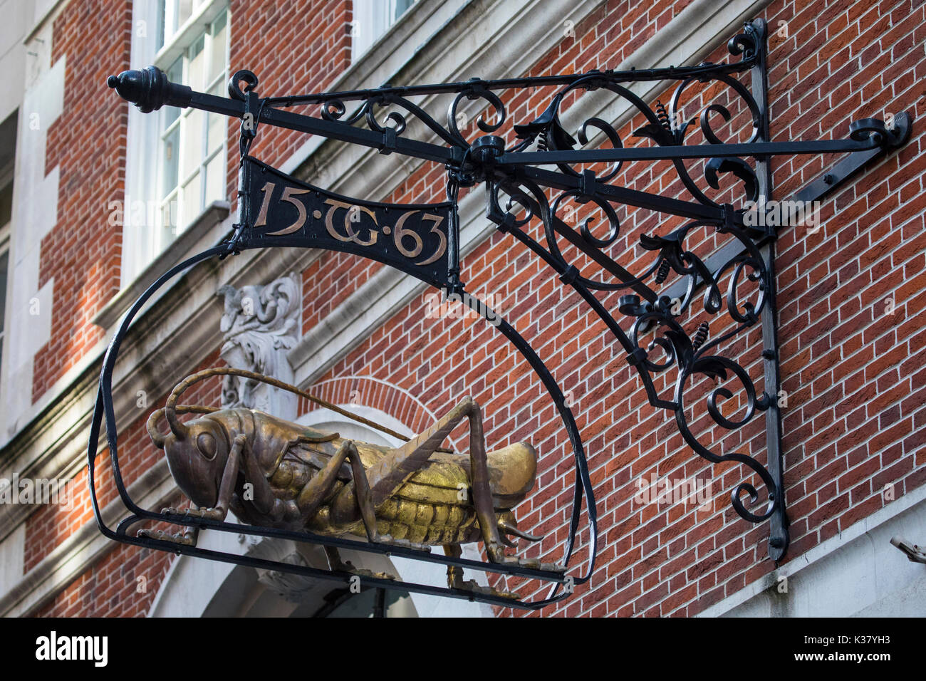 Une sculpture Grasshopper accrochée sur Lombard Street à Londres, Royaume-Uni. Le Grasshopper est la représentation de l'écusson familial de Sir Thomas Gresham. Banque D'Images