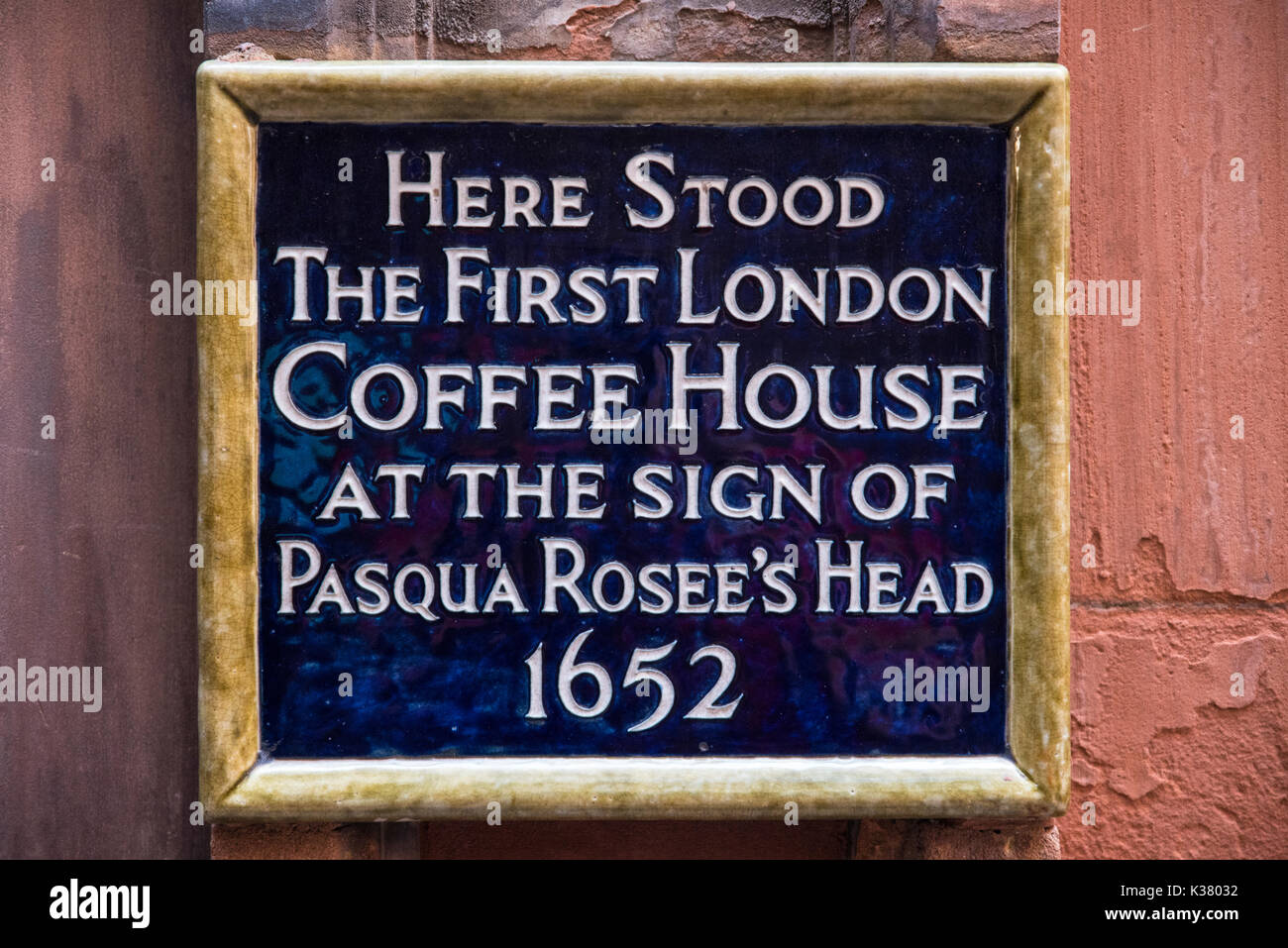 LONDRES, Royaume-Uni - 25 AOÛT 2017 : une plaque bleue marquant l'emplacement où se trouvait autrefois le premier Coffee House de Londres au XVIIe siècle. Banque D'Images