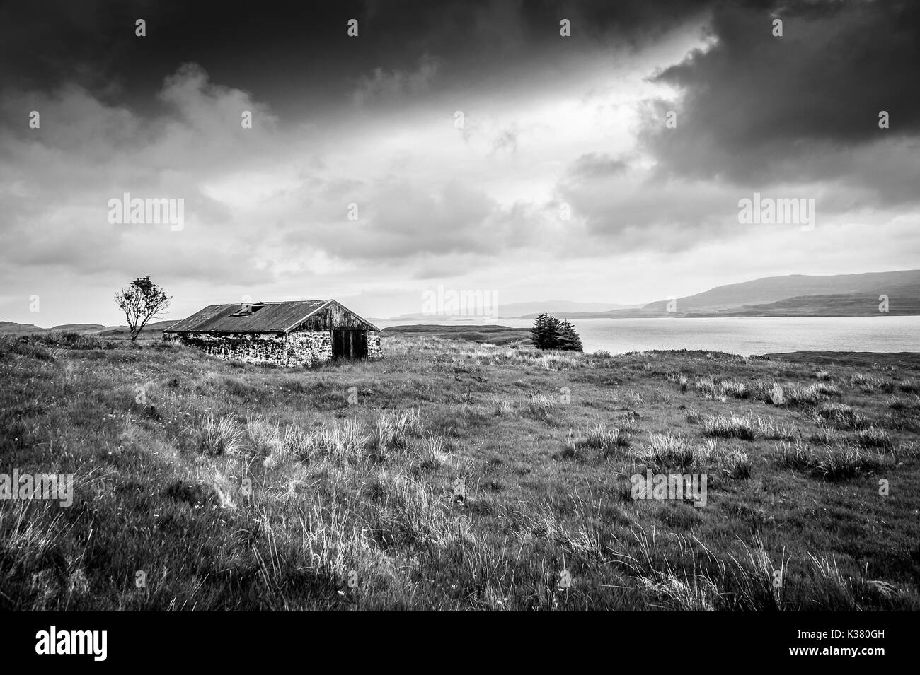 Grange abandonnée en noir et blanc, sur l'île de Skye, Écosse Banque D'Images