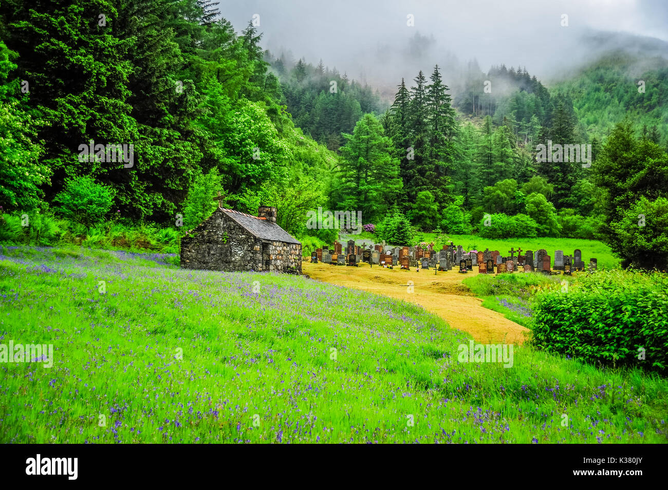 Une vieille chapelle et cimetière le long du rivage de Loch Leven tout près de Glencoe, North Ballachulish, Argyll, Scotland Banque D'Images