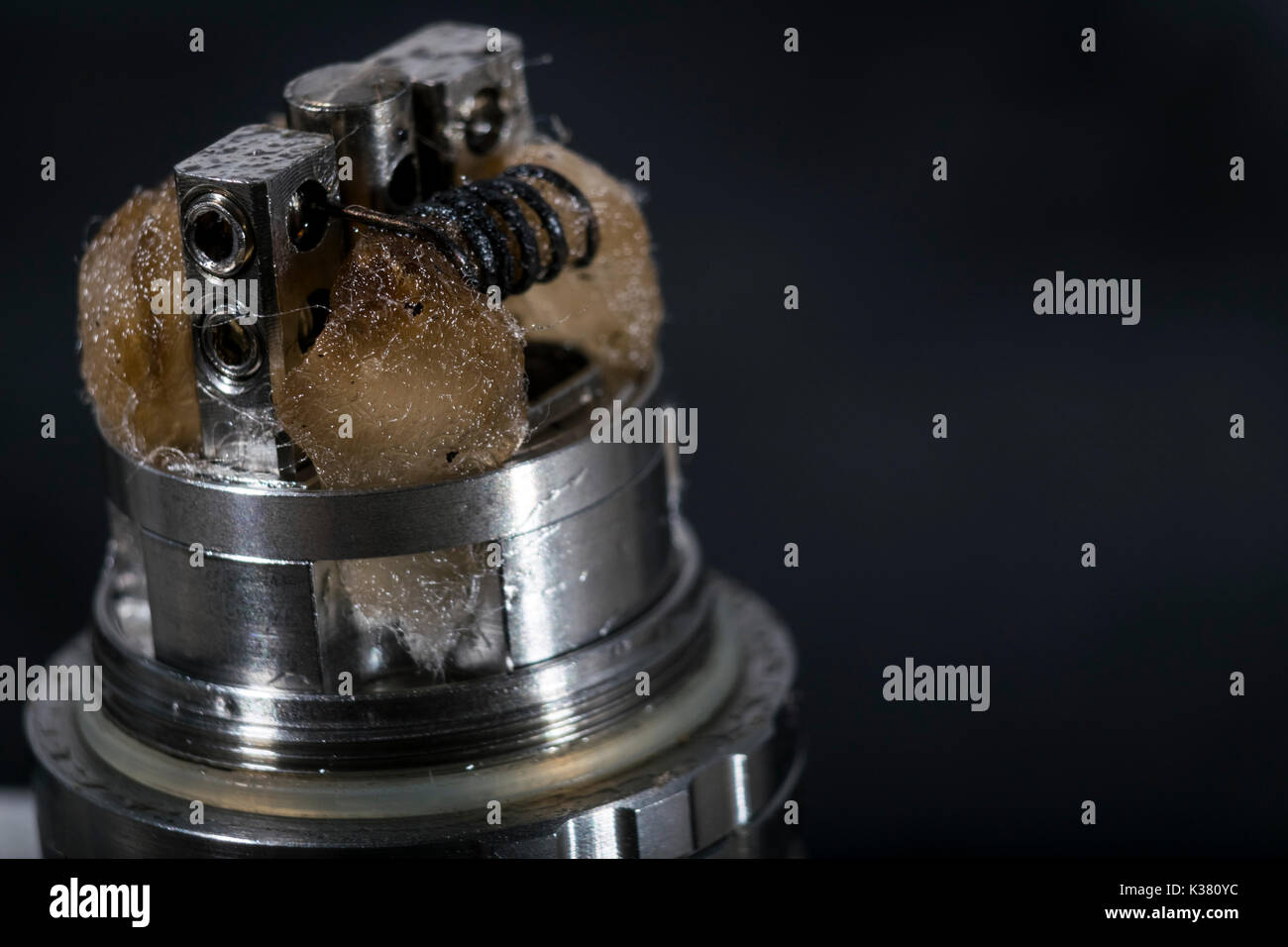 Ancien utilis pour les fils de bobine avec du coton et des dispositifs vaping cigarette lectronique, e cigarette, e cig Photo Stock - Alamy Ancien utilis pour les fils de bobine avec du coton et des dispositifs vaping cigarette lectronique, e cigarette, e cig Photo Stock - Alamy