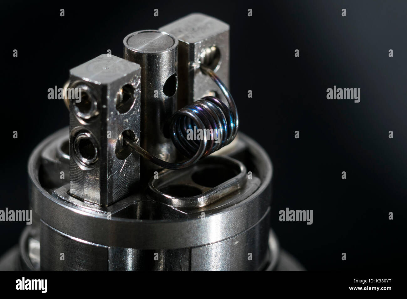 Fil bleu froid d'une seine bobine pour cigarette lectronique, ecigarette,  priphrique vaping, e cigarette Photo Stock - Alamy