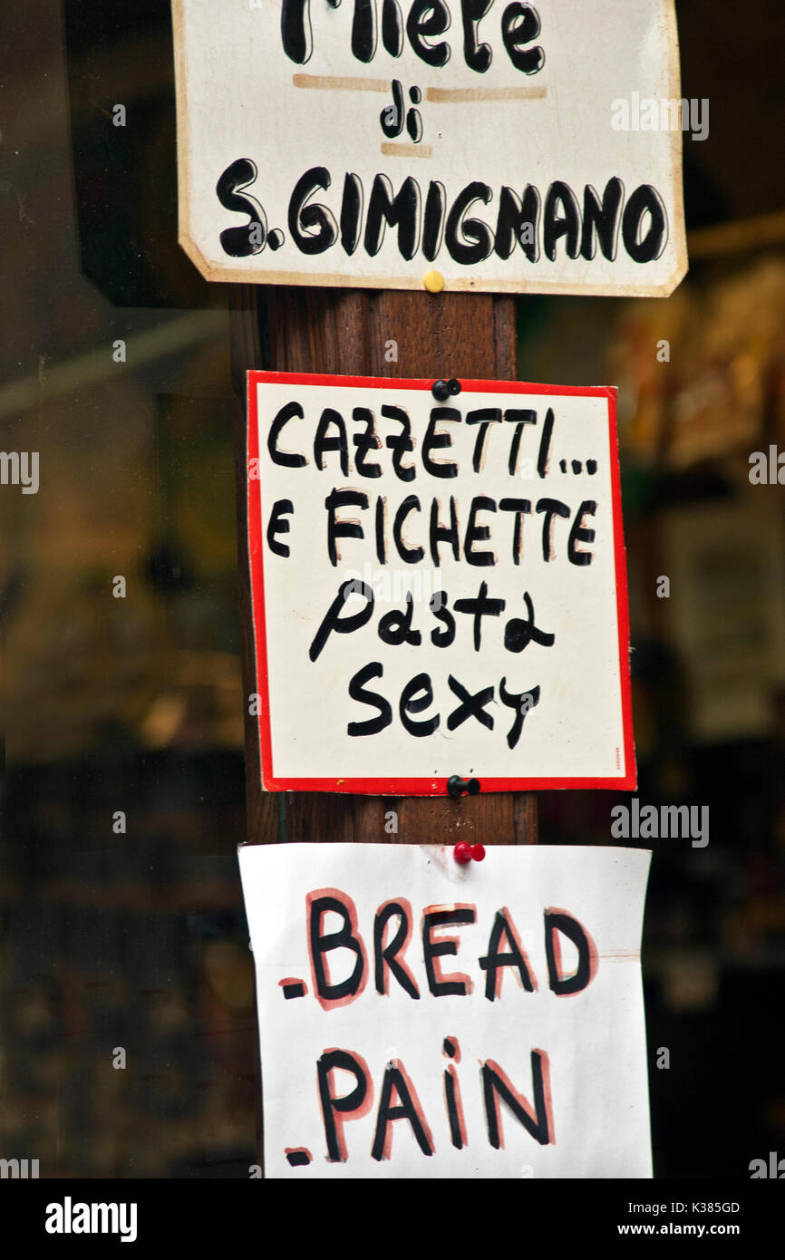 Pâtes 'Sexy' sign in store fenêtre, San Gimignano, Toscane, Italie. Store Se connecter publicité miel, pain et pâtes "sexy", San Gimignano, Toscane, Italie. Banque D'Images