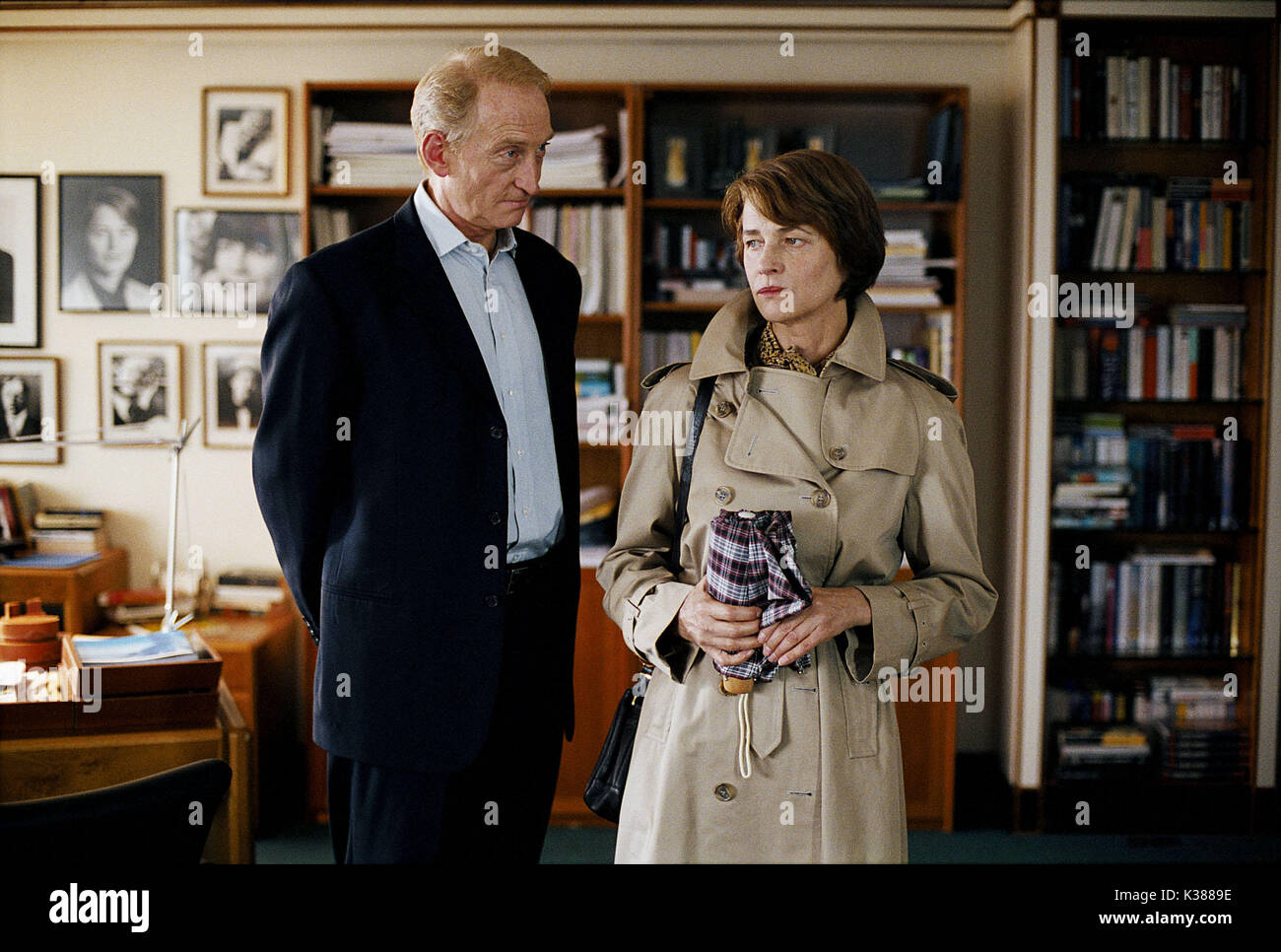 PISCINE CHARLES DANCE ET CHARLOTTE RAMPLING FOCUS DISPOSE DE PISCINE CHARLES DANCE ET CHARLOTTE RAMPLING FOCUS date : 2003 Banque D'Images