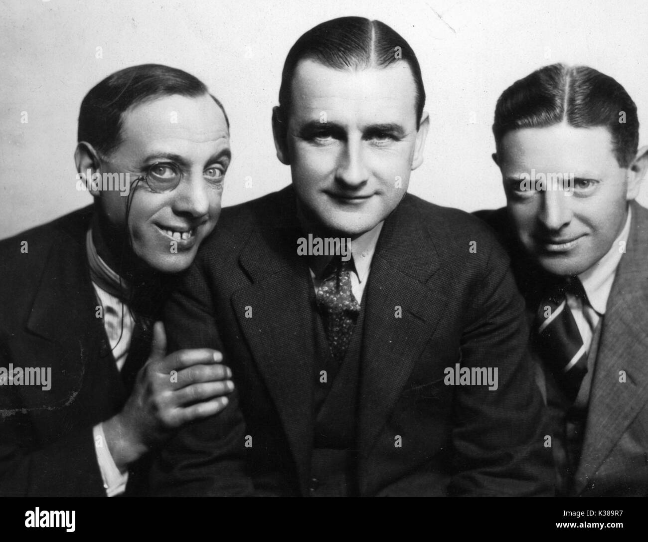 RALPH LYNN, HERBERT WILCOX ET BEN TRAVERS pendant le tournage de 'LE RISQUE D'UNE NUIT' EN 1934 Banque D'Images