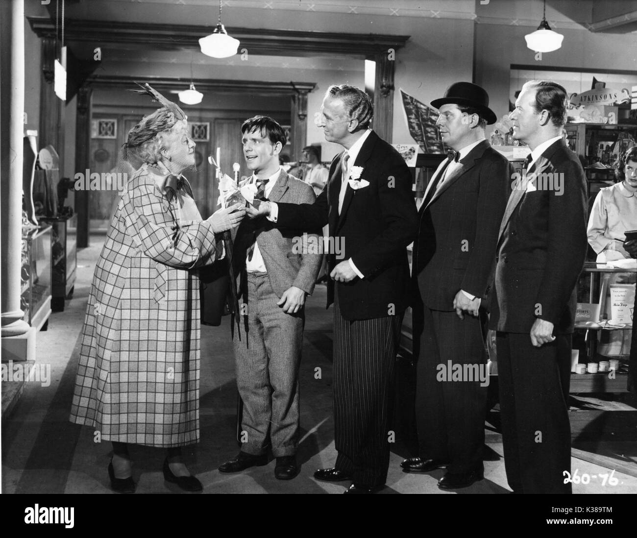 TROUBLE IN STORE FILM GRADE ORG L-R : MARGARET RUTHERFORD, NORMAN WISDOM, JERRY DESMONDE, MICHAEL BRENNAN, JOHN WARWICK Banque D'Images