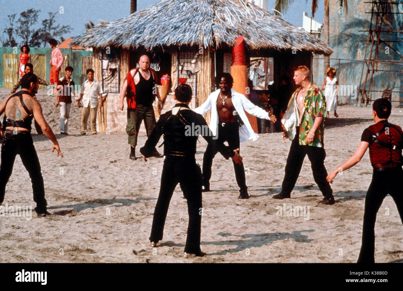 WILLIAM SHAKESPEARE'S Romeo  + Juliet [US] 1996 aka Romeo  + Juliet John Leguizamo comme Tybalt [centre avec dos à la caméra], Harold Perrineau JR comme Mercutio [Center] en chemise blanche, DASH MIHOK comme Benvolio [deuxième de droite] Date : 1996 Banque D'Images