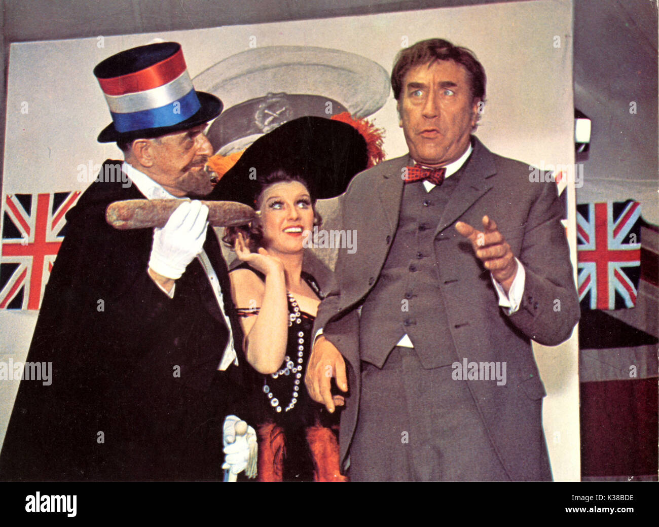 EN AVANT LE FILM ANGLO-AMALGAMATED-EMI FRANKIE HOWERD EN AVANT LE FILM ANGLO-AMALGAMATED-EMI FRANKIE HOWERD À DROITE Banque D'Images