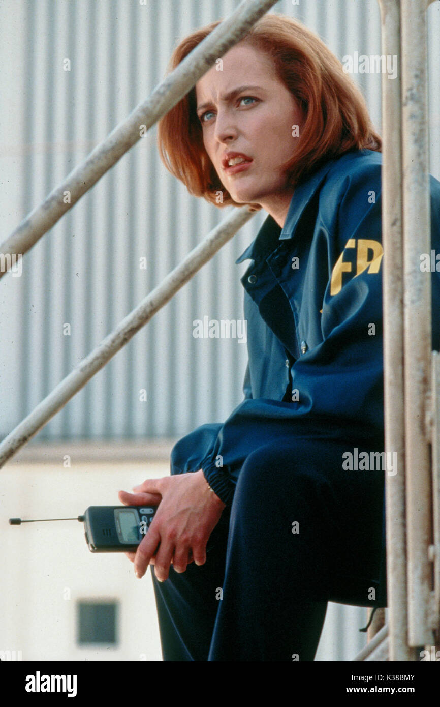 X-Files : FIGHT THE FUTURE Gillian Anderson Directeur : ROB BOWMAN PHOTO DE  L'AGENT DU FBI RONALD GRANT FILM ARCHIVE DE PRESSE PAR 20TH CENTURY FOX THE  X-Files : FIGHT THE FUTURE