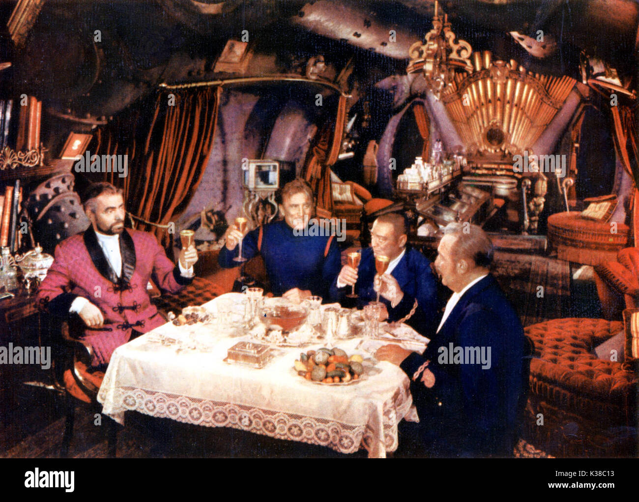 20 000 lieues SOUS LA MER JAMES MASON, Kirk Douglas, Peter Lorre, PAUL LUKAS Date : 1954 Banque D'Images