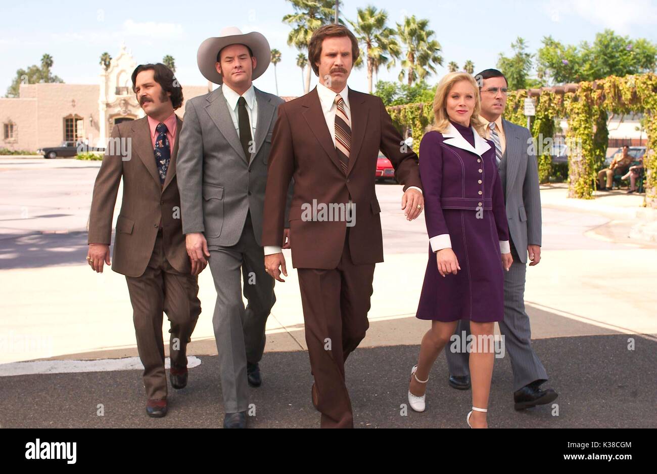 LE PRÉSENTATEUR PAUL RUDD, STEVE CARELL, DAVID KOECHNER, WILL FERRELL ET CHRISTINA APPLEGATE UN FILM DE DREAMWORKS SKG LE PRÉSENTATEUR date : 2004 Banque D'Images