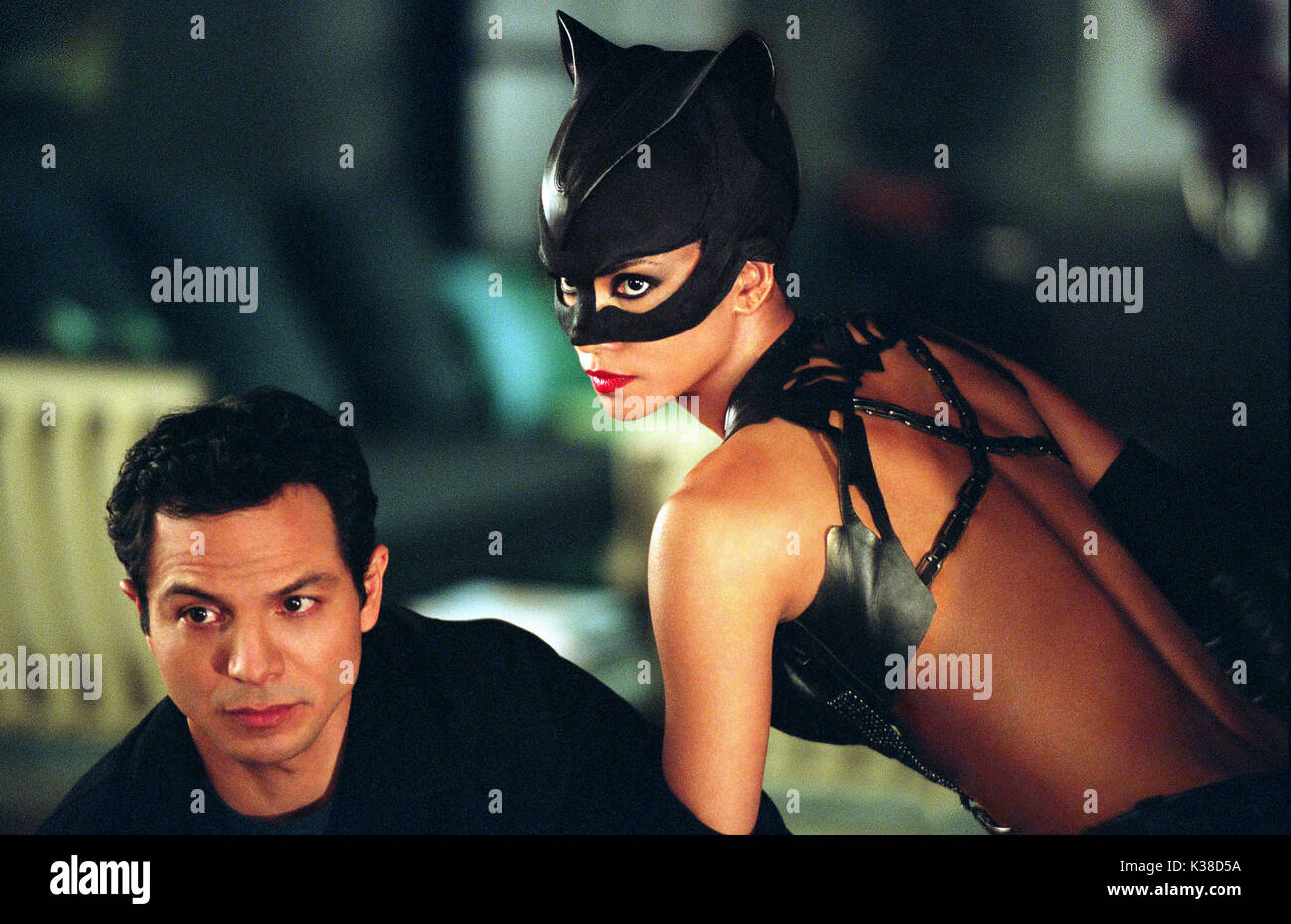CATWOMAN BENJAMIN BRATT et Halle Berry Date : 2004 Banque D'Images