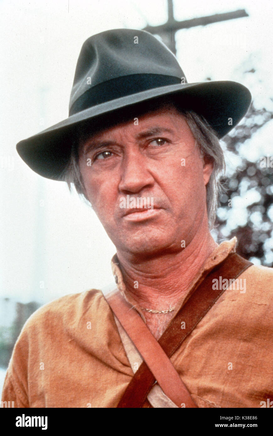 KUNG FU LA LÉGENDE CONTINUE DAVID CARRADINE, comme Kwai Chang Caine SORTI PAR WARNER Bros