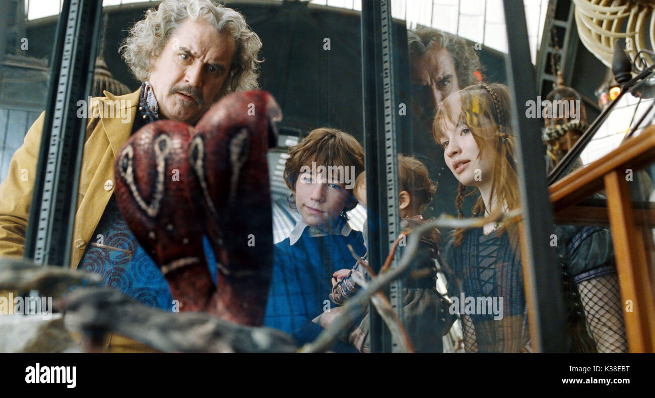 LEMONY SNICKET'S A SERIES OF UNFORTUNATE INCIDENT (US 2004) sur la photo : (de gauche à droite) Billy Connolly, LIAM AIKEN, EMILY BROWNING star comme Unlce Monty et Klaus et Violette Baudelaire Date : 2004 Banque D'Images