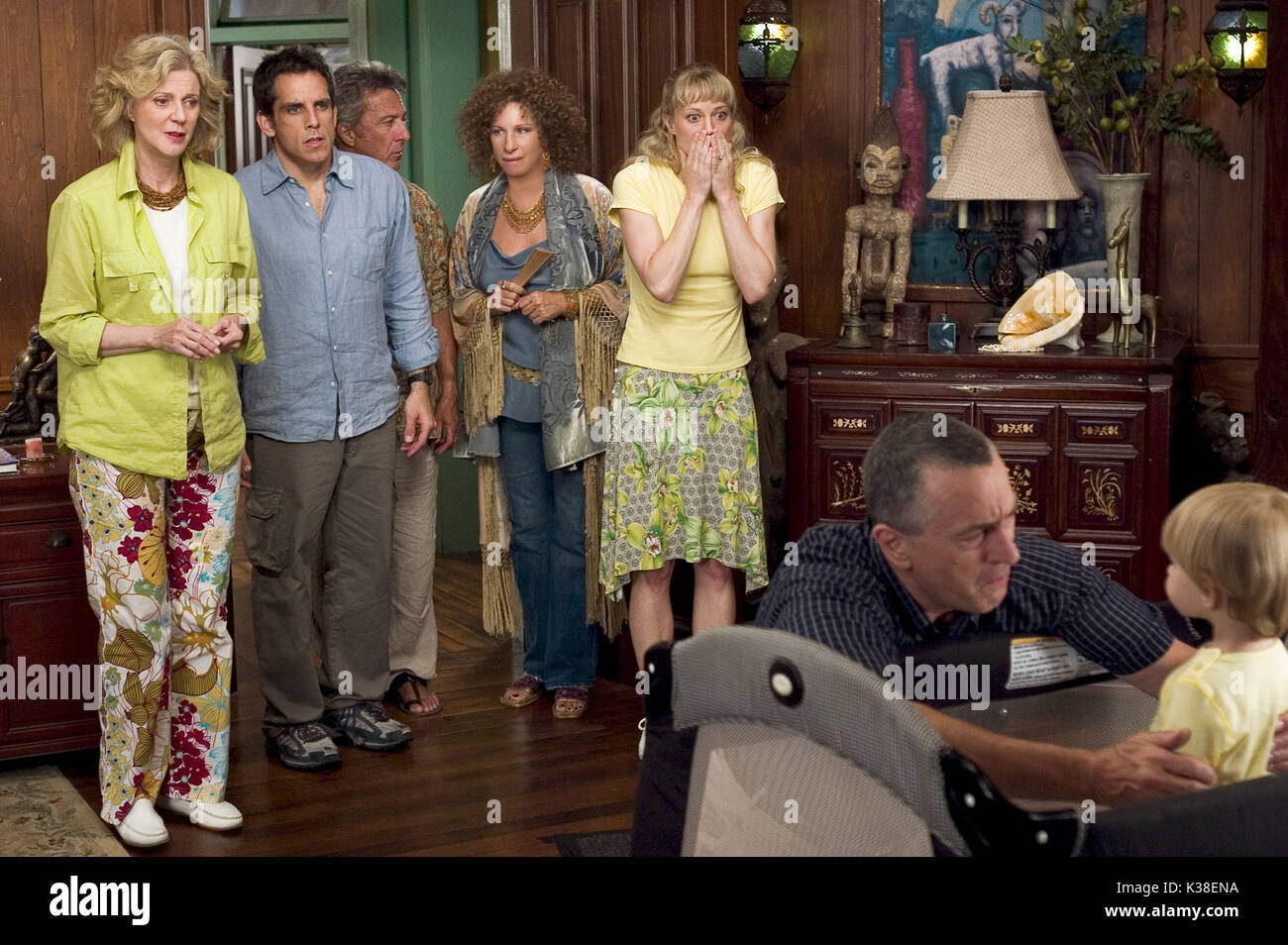 Rencontrez le FOCKERS [US/2004] BLYTHE DANNER, Ben Stiller, Dustin Hoffman, Barbra Streisand, TERI POLO, Robert De Niro ET BRADLEY ET SPENCER PICKREN, comme 'Little Jack' Réalisateur : JAY ROACH LIBÉRATION par Dreamworks SKG Date : 2004 Banque D'Images