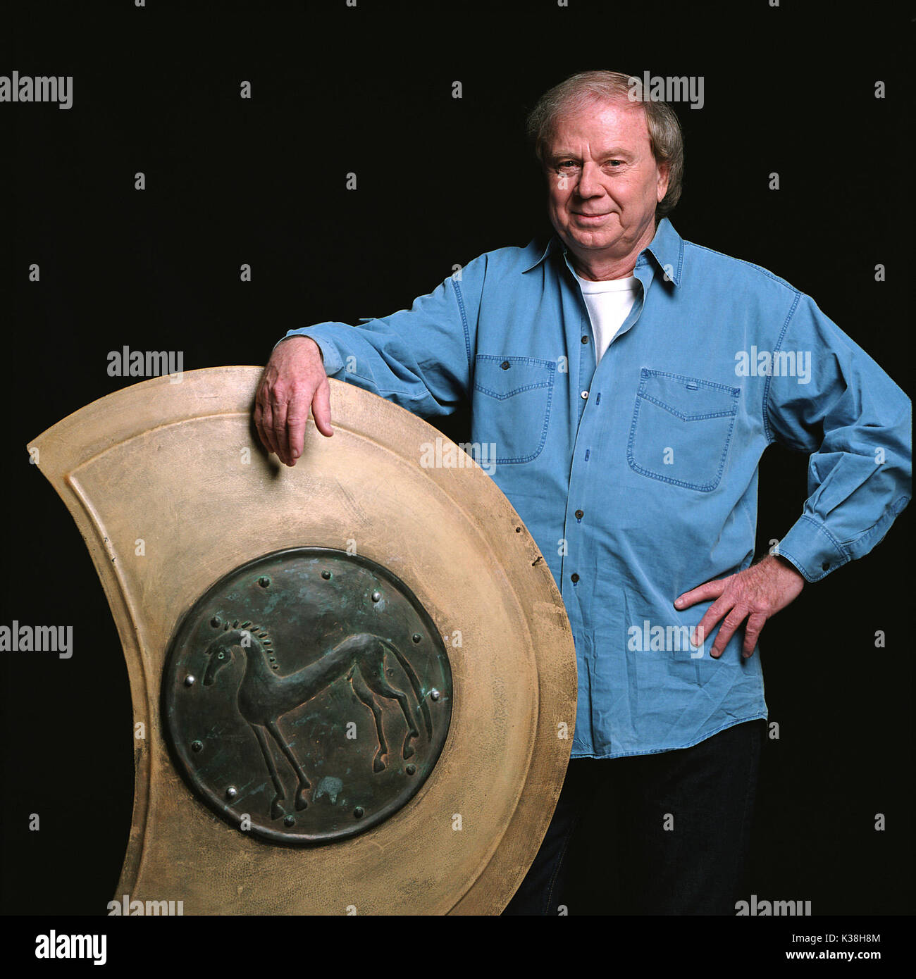 WOLFGANG PETERSEN, directeur de Warner Bros. Troy, action et aventure épique, mettant en vedette Brad Pitt, Eric Bana et Orlando Bloom. LES PHOTOGRAPHIES DOIVENT ÊTRE UTILISÉES UNIQUEMENT À DES FINS PUBLICITAIRES, PROMOTIONNELLES, PUBLICITAIRES OU CRITIQUES DE CE FILM SPÉCIFIQUE ET RESTER LA PROPRIÉTÉ DU STUDIO. NON DESTINÉ À LA VENTE OU À LA REDISTRIBUTION. TROY réalisateur WOLFGANG PETERSEN WOLFGANG PETERSEN, directeur de Warner Bros. Images action aventure épique Troy, avec Brad Pitt, Eric Bana et Orlando Bloom. PHOTOGRAPHIES À UTILISER UNIQUEMENT POUR LA PUBLICITÉ, LA PROMOTION, LA PUBLICITÉ OU LES CRITIQUES DE CE MOT SPÉCIFIQUE Banque D'Images