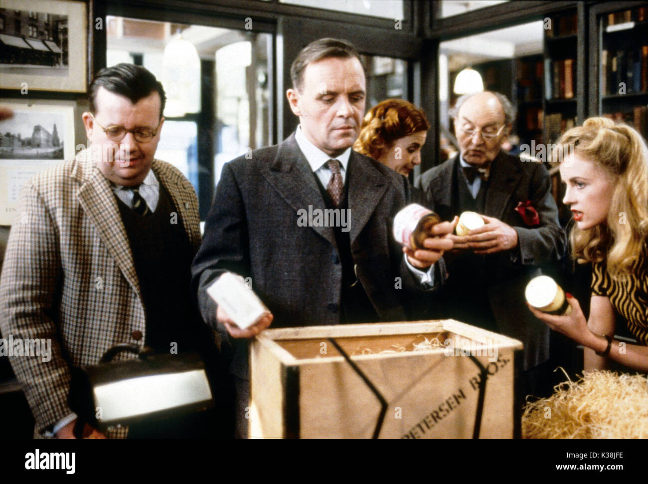 84 Charing Cross Road IAN McNEICE, Anthony Hopkins, ?, MAURICE DENHAM, Eleanor DAVID Date : 1987 Banque D'Images