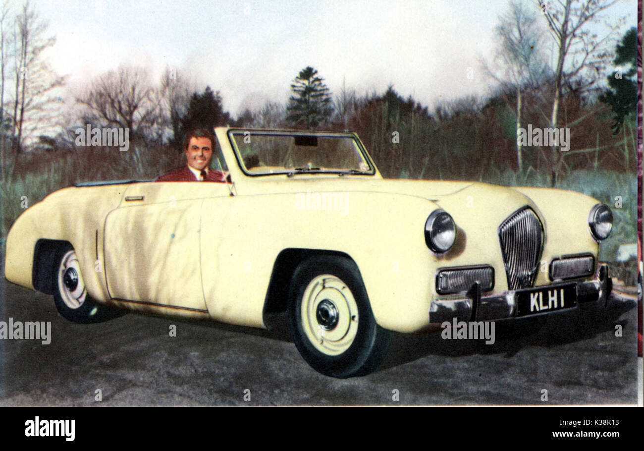 Acteur MAXWELL REED avec son nouveau cabriolet Healy, 16 horsepower spécial motor car Banque D'Images