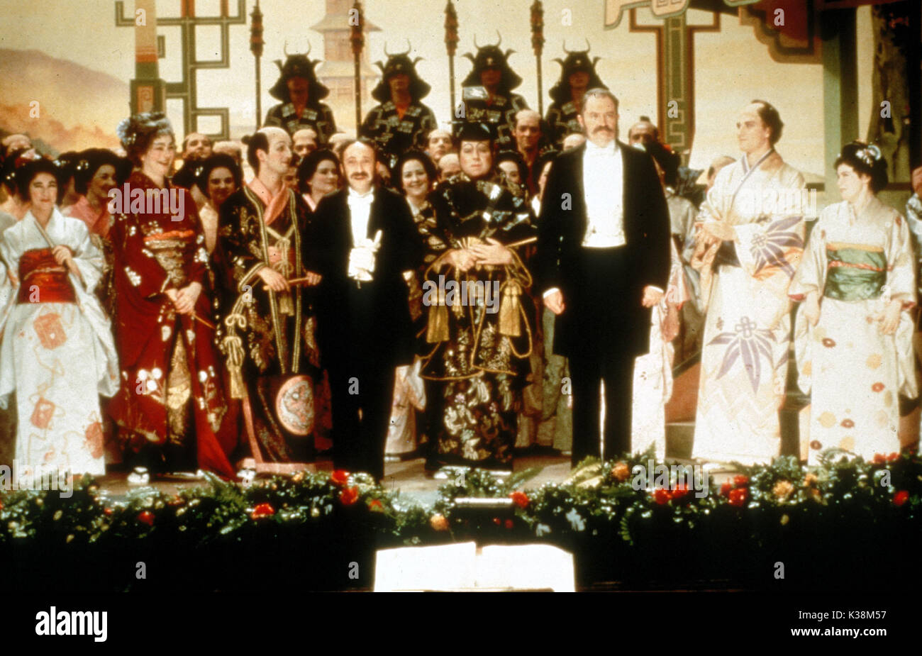 TOPSY TURVY MARTIN SAVAGE comme GEORGE GROSSMITH ALLAN CORDUNER comme sir Arthur Sullivan, Timothy SPALL comme RICHARD TEMPLE, Jim Broadbent comme W S GILBERT, Kevin McKIDD que DURWARD LELY, SHIRLEY HENDERSON comme LEONARA BRAHAN Date : 1999 Banque D'Images