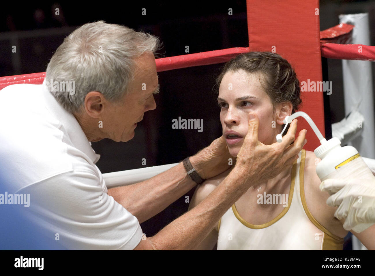 CLINT EASTWOOD dans le rôle de Frankie et HILARY dans le rôle de Maggie dans Warner Bros. Drame de photos million Dollar Baby. La production Malpaso met également en vedette Morgan Freeman. LES PHOTOGRAPHIES DOIVENT ÊTRE UTILISÉES UNIQUEMENT À DES FINS PUBLICITAIRES, PROMOTIONNELLES, PUBLICITAIRES OU CRITIQUES DE CE FILM SPÉCIFIQUE ET RESTER LA PROPRIÉTÉ DU STUDIO. NON DESTINÉ À LA VENTE OU À LA REDISTRIBUTION. BÉBÉ D'UN MILLION DE DOLLARS CLINT EASTWOOD, HILARY SWANK CLINT EASTWOOD dans le rôle de Frankie et HILARY SWANK dans le rôle de Maggie dans Warner Bros. Images drame million Dollar Baby. La production Malpaso met également en vedette Morgan Freeman. PHOTOGRAPHIES À UTILISER UNIQUEMENT FO Banque D'Images