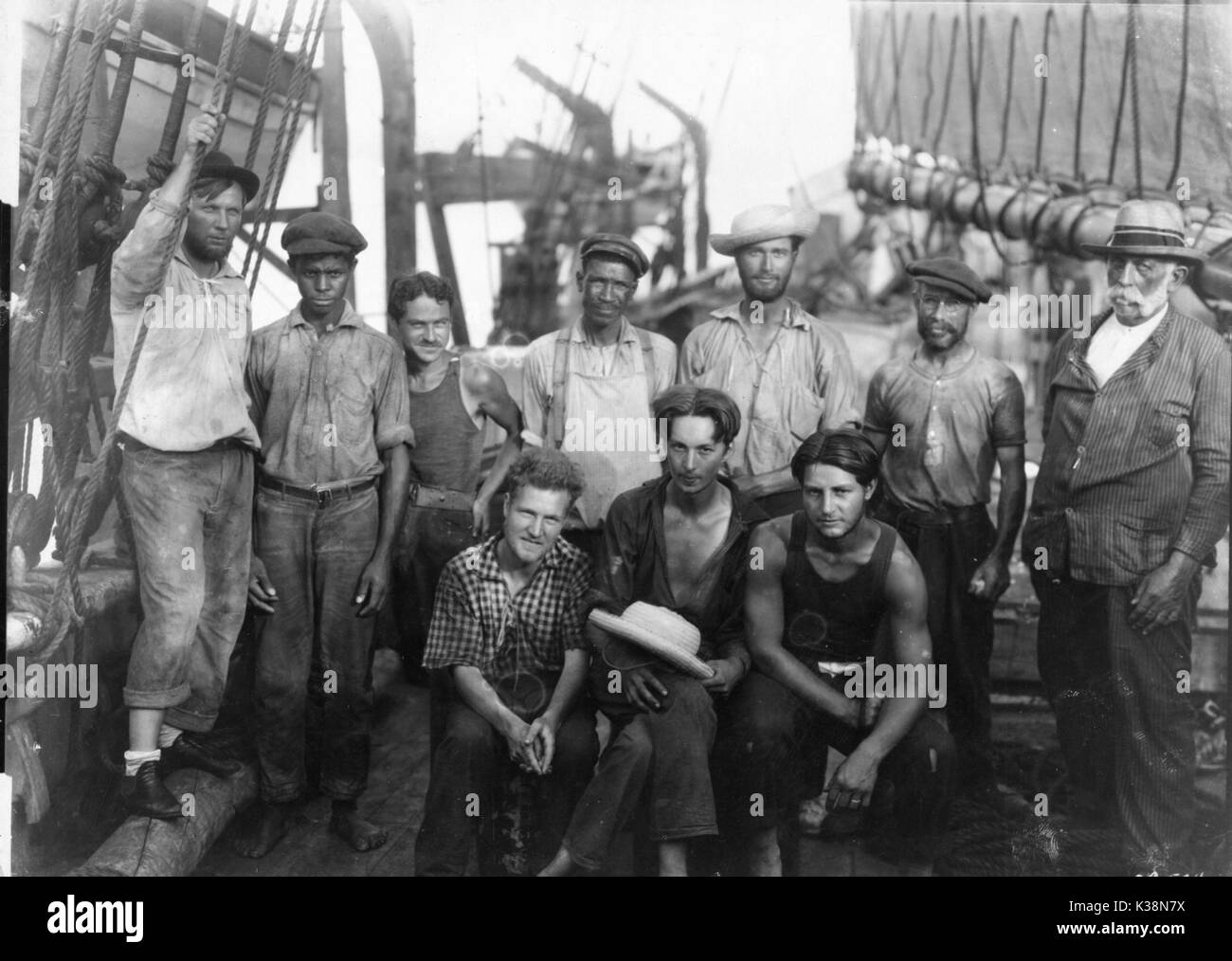 Jusqu'À LA MER À BORD DES NAVIRES L-R : R Leigh Smith, arrière-cuisine garçon Guiseppe, Paul H Allen, Edward Davidson, Sylvia Cook, J Hilton Smyth, Percy Wilcox, M E Kains, ingénieur William Knowles, le capitaine James UN Tilton. Banque D'Images