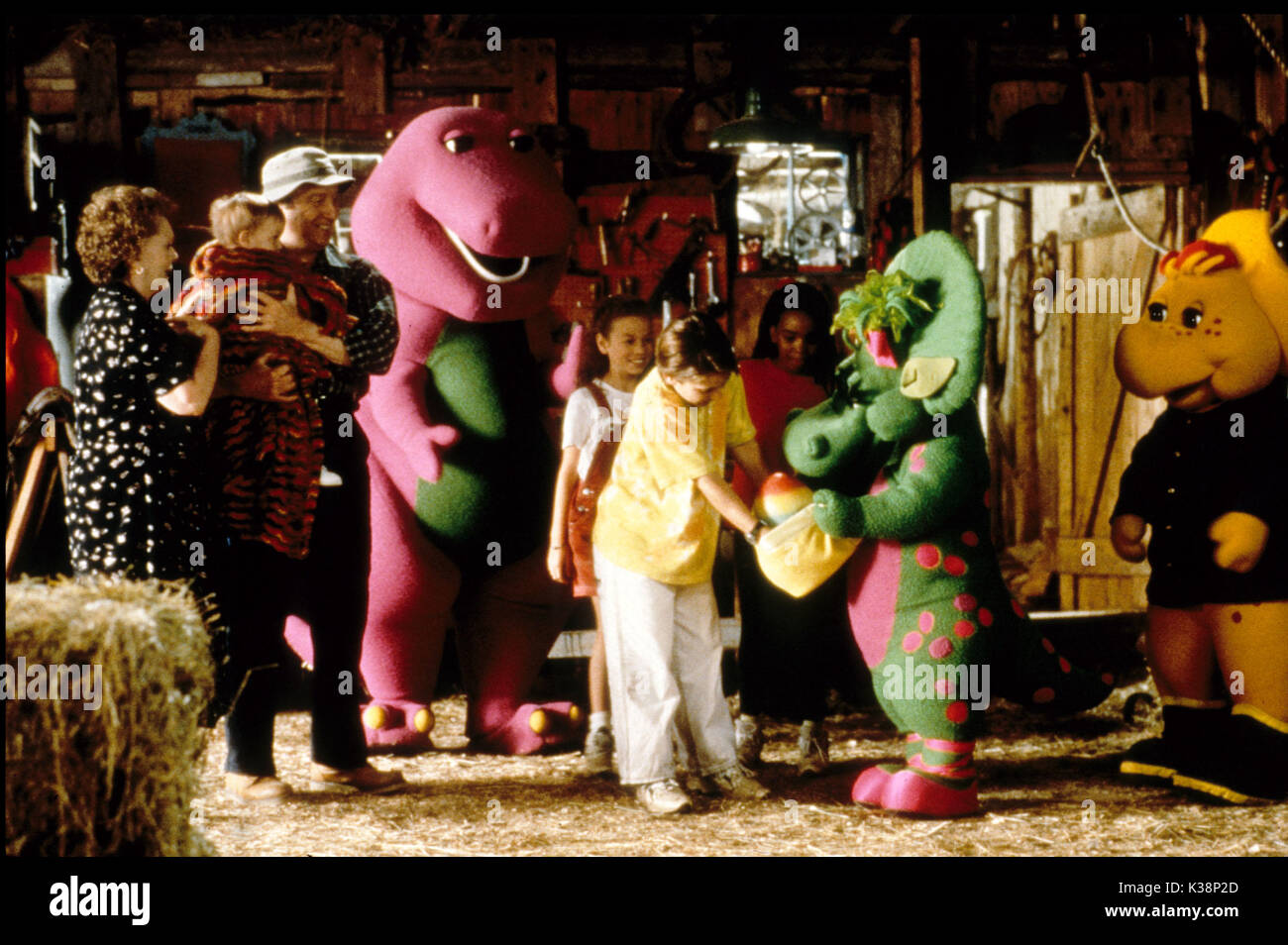 BARNEY'S GREAT ADVENTURE [US] 1998 Shirley DOUGLAS, [ ?], GEORGE HEARN, DAVID JOYNER comme Barney, DIANA RIZ, Trevor Morgan, KYLA PRATT Date : 1998 Banque D'Images