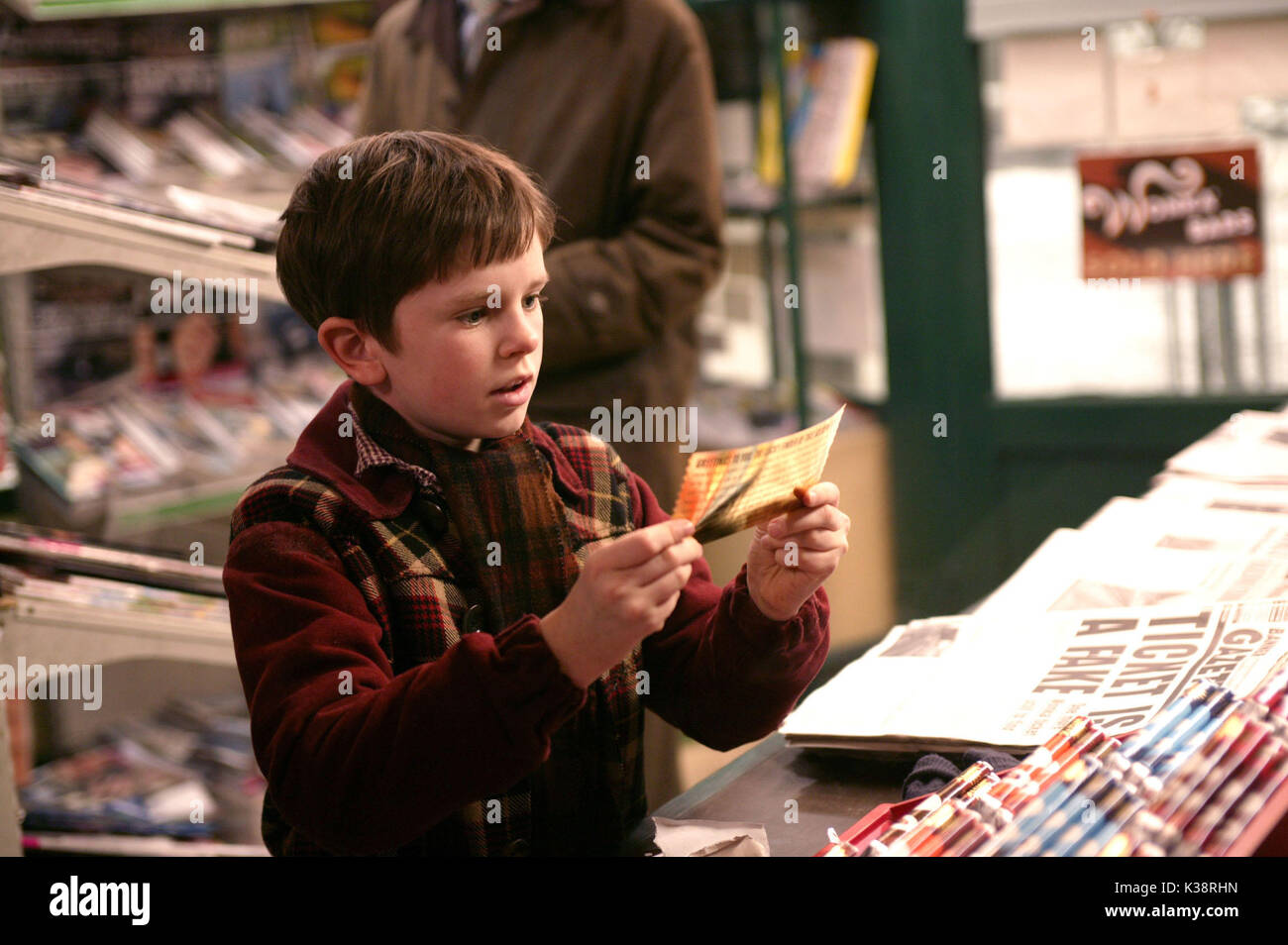CHARLIE ET LA CHOCOLATERIE Freddie Highmore Charlie COMME DES PHOTOGRAPHIES POUR ÊTRE UTILISÉS UNIQUEMENT POUR LA PUBLICITÉ, de la promotion, de la publicité ou de l'examen de cette motion précise PHOTO ET DE RESTER LA PROPRIÉTÉ DU STUDIO. Non POUR LA VENTE OU LA REDISTRIBUTION. Date : 2005 Banque D'Images