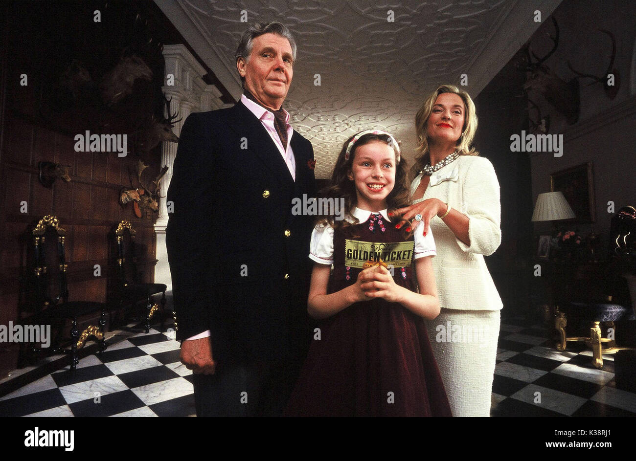 CHARLIE ET LA CHOCOLATERIE JAMES FOX comme M. Sel, JULIA WINTER que Veruca et FRANCESCA HUNT comme Mme PHOTOGRAPHIES DE SEL DOIT ÊTRE UTILISÉ QUE POUR LA PUBLICITÉ, la promotion, de la publicité ou de l'examen de cette motion précise PHOTO ET DE RESTER LA PROPRIÉTÉ DU STUDIO. Non POUR LA VENTE OU LA REDISTRIBUTION. Date : 2005 Banque D'Images