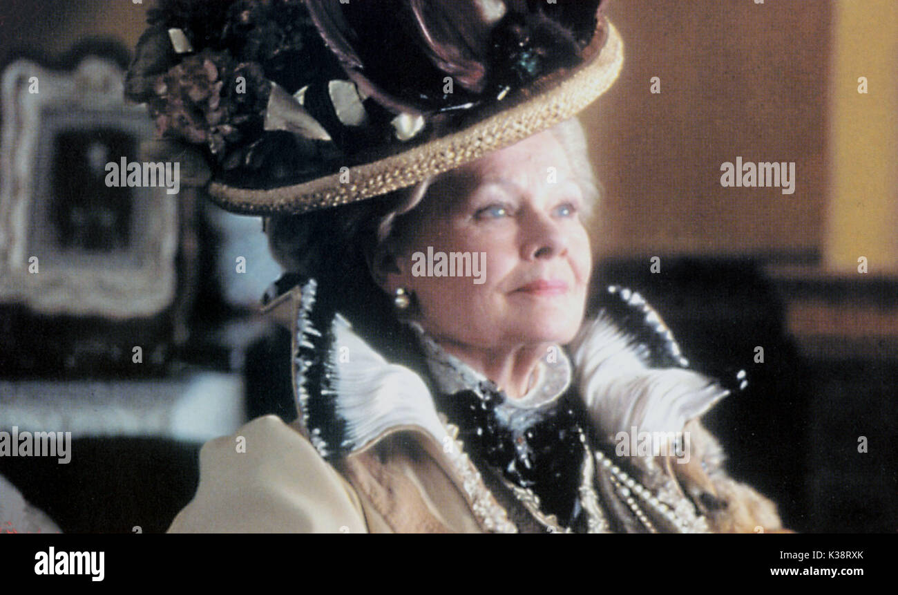 L'IMPORTANCE D'ÊTRE CONSTANT Judi Dench comme lady Bracknell Date : 2002 Banque D'Images