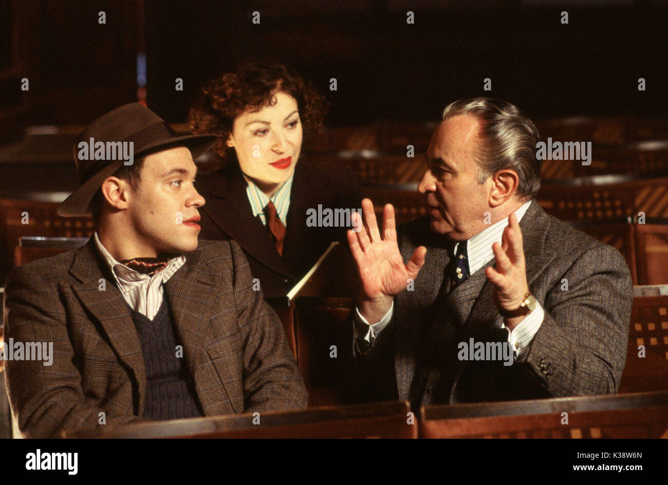 Madame Henderson Présente la jeune , Doraly Rosen (Maggie), et Bob Hoskins (Vivian Van Damm) Banque D'Images