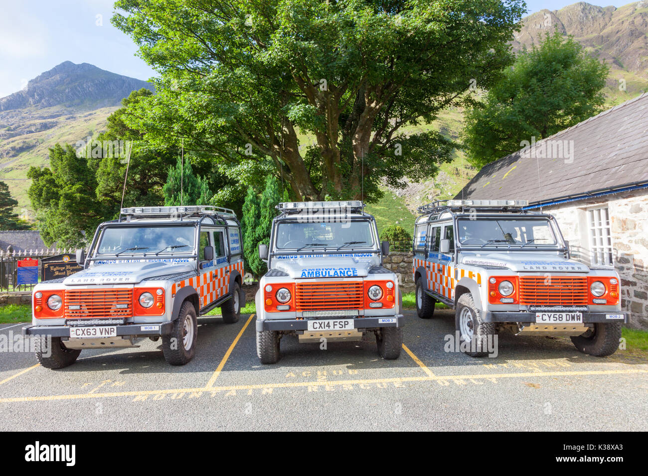Le Sauvetage en montagne et l'ambulance Land Rovers, LLanberis, au nord du Pays de Galles UK Banque D'Images