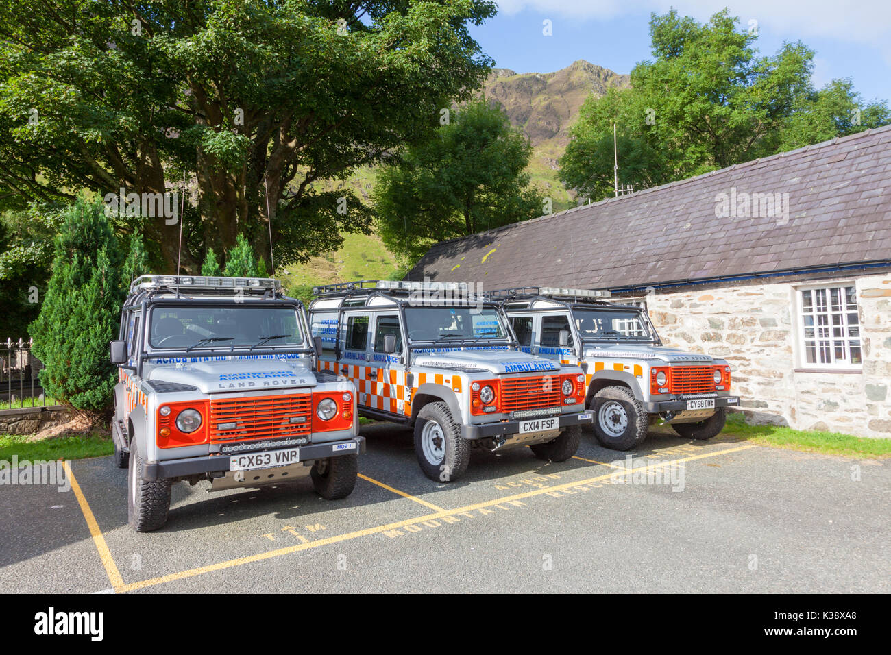 Le Sauvetage en montagne et l'ambulance Land Rovers, LLanberis, au nord du Pays de Galles UK Banque D'Images