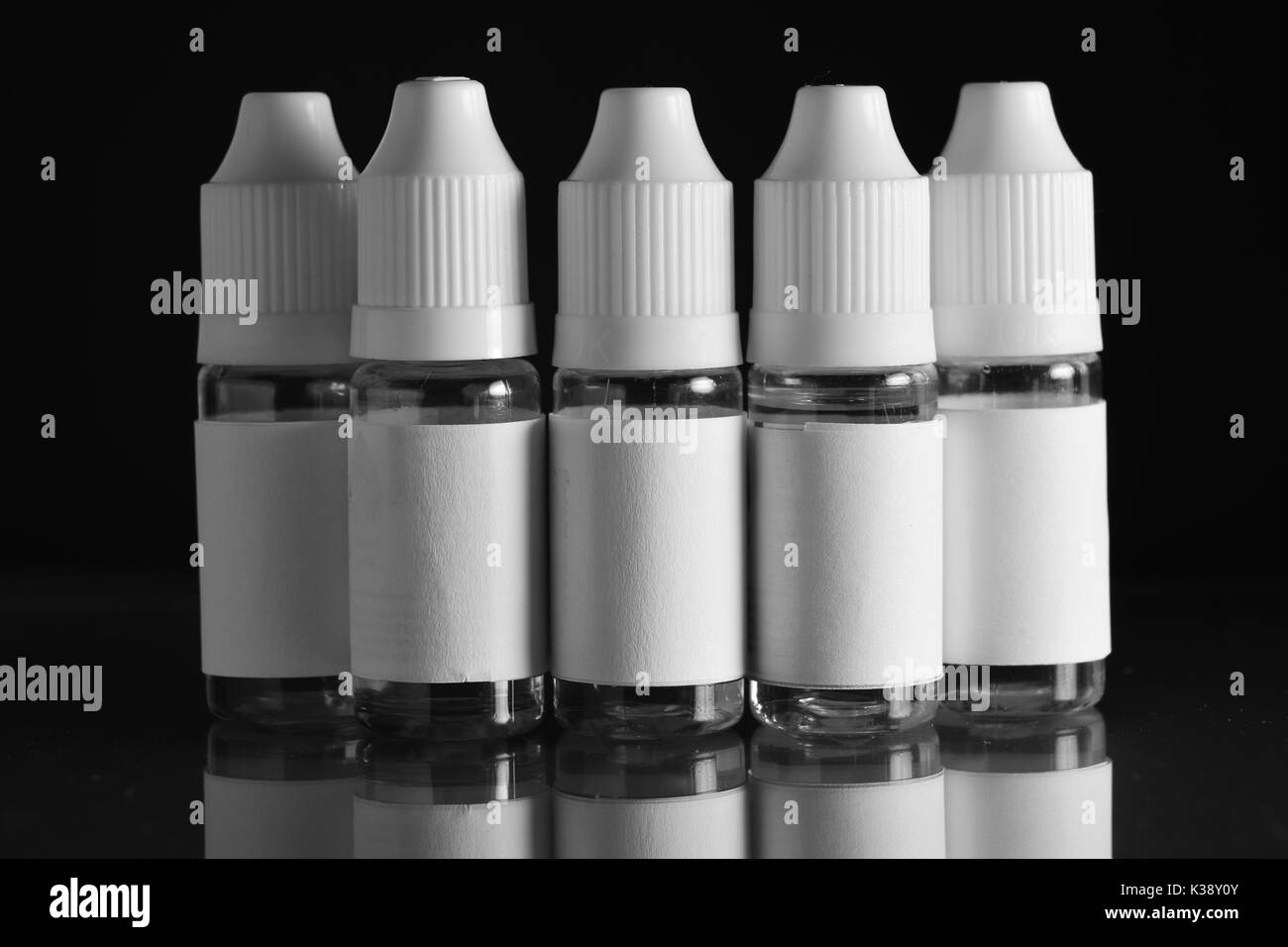 E isolées pour bouteilles de liquides, les appareils vaping e cigarette, cigarette électronique, sur un fond noir. Banque D'Images