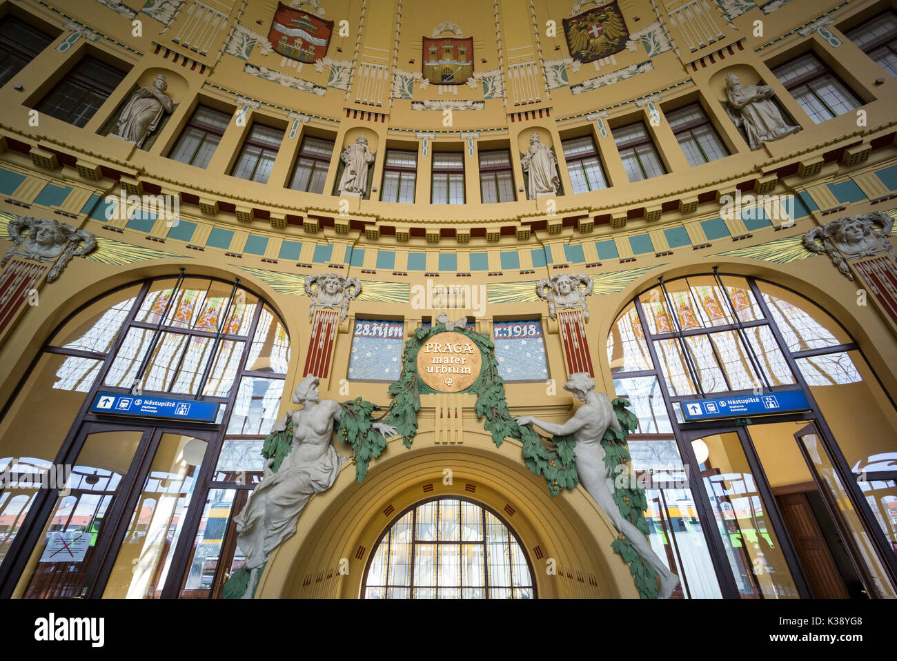 Prague. République tchèque. Intérieur Art Nouveau de la gare principale de Prague Praha Hlavní nádraží, conçu par l'architecte tchèque Josef Fanta 1901-1909. Banque D'Images