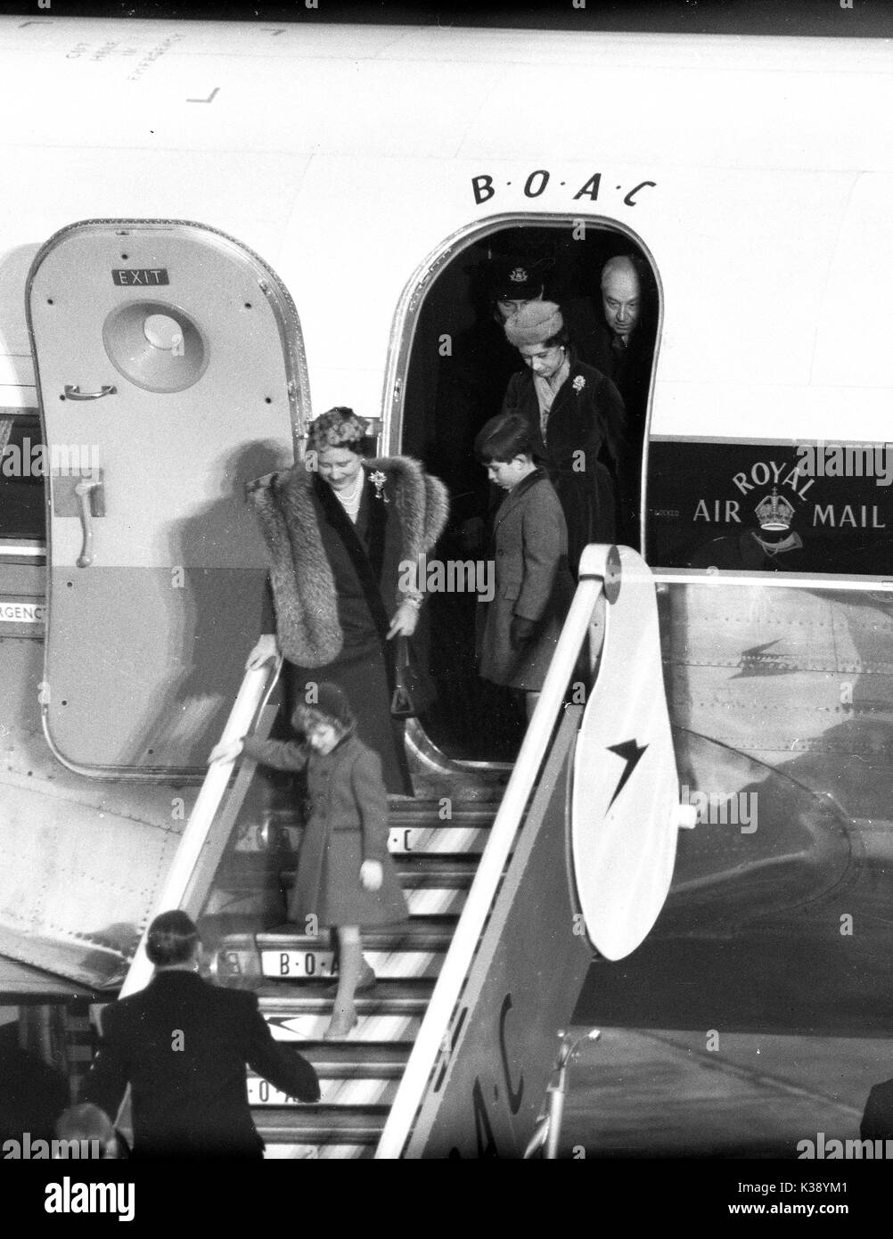 La Reine Mère, la princesse Margaret, le Prince Charles et la Princesse Anne quitter l'Argonaut Atalanta G-BOAC ALHK à l'aéroport de Londres. Ils venaient juste de faire des adieux à la Reine et le duc d'Édimbourg sur leur voyage à Nigeral en 1956 Banque D'Images