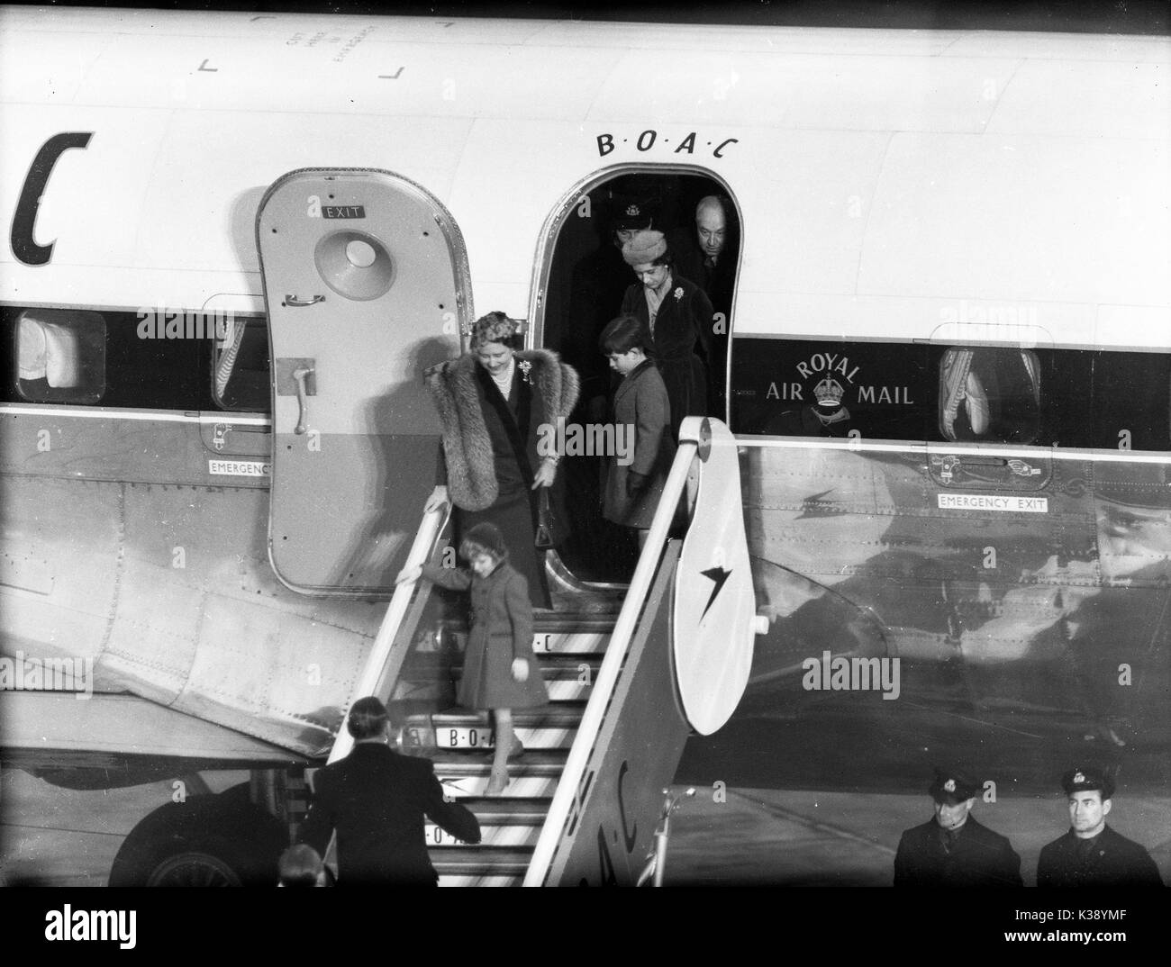 La Reine Mère, la princesse Margaret, le Prince Charles et la Princesse Anne quitter l'Argonaut Atalanta G-BOAC ALHK à l'aéroport de Londres. Ils venaient juste de faire des adieux à la Reine et le duc d'Édimbourg sur leur voyage à Nigeral en 1956 Banque D'Images